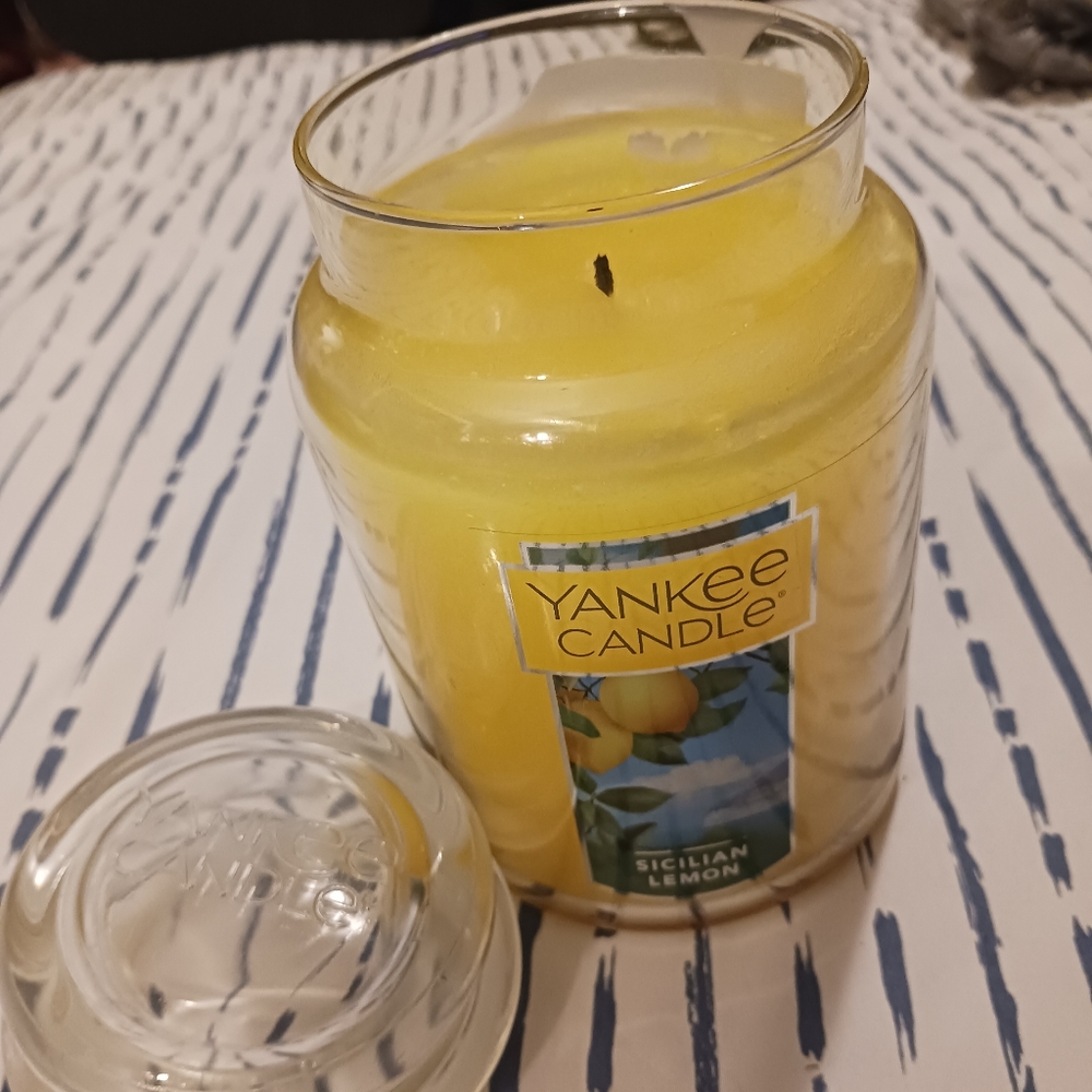 YANKEE CANDLE 22oz (Sicilian Lemon)